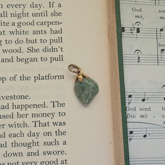 Green and Gold Necklace with Elegant Design - Picture 6 of 6